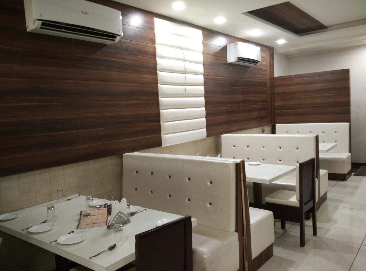 Hotel Karandeep Hisār Екстериор снимка