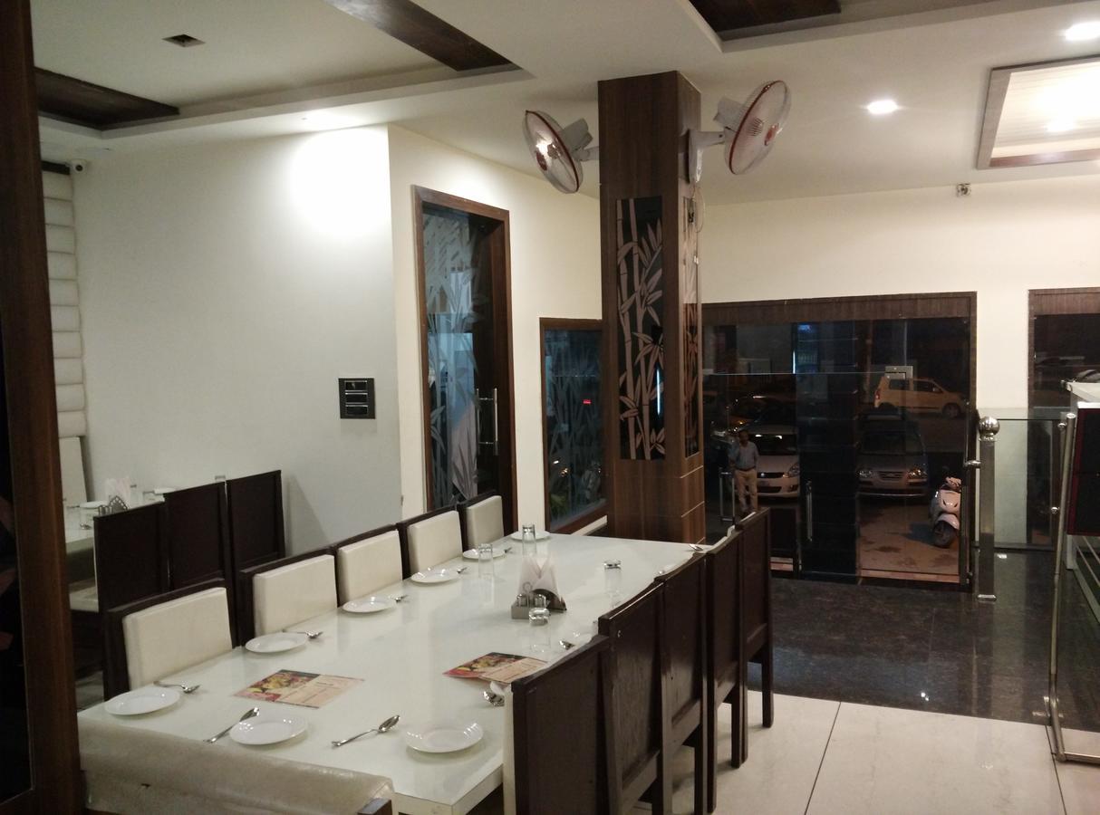Hotel Karandeep Hisār Екстериор снимка