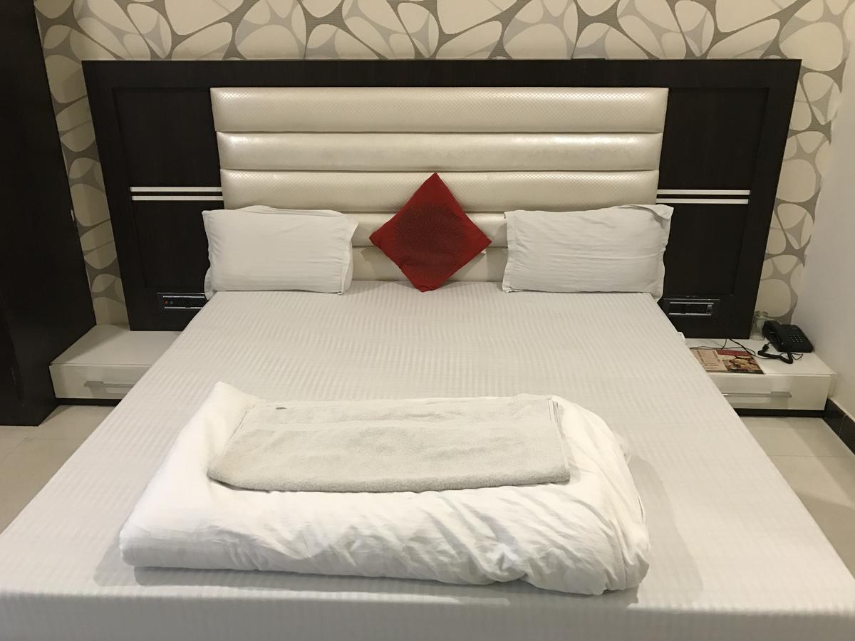 Hotel Karandeep Hisār Екстериор снимка